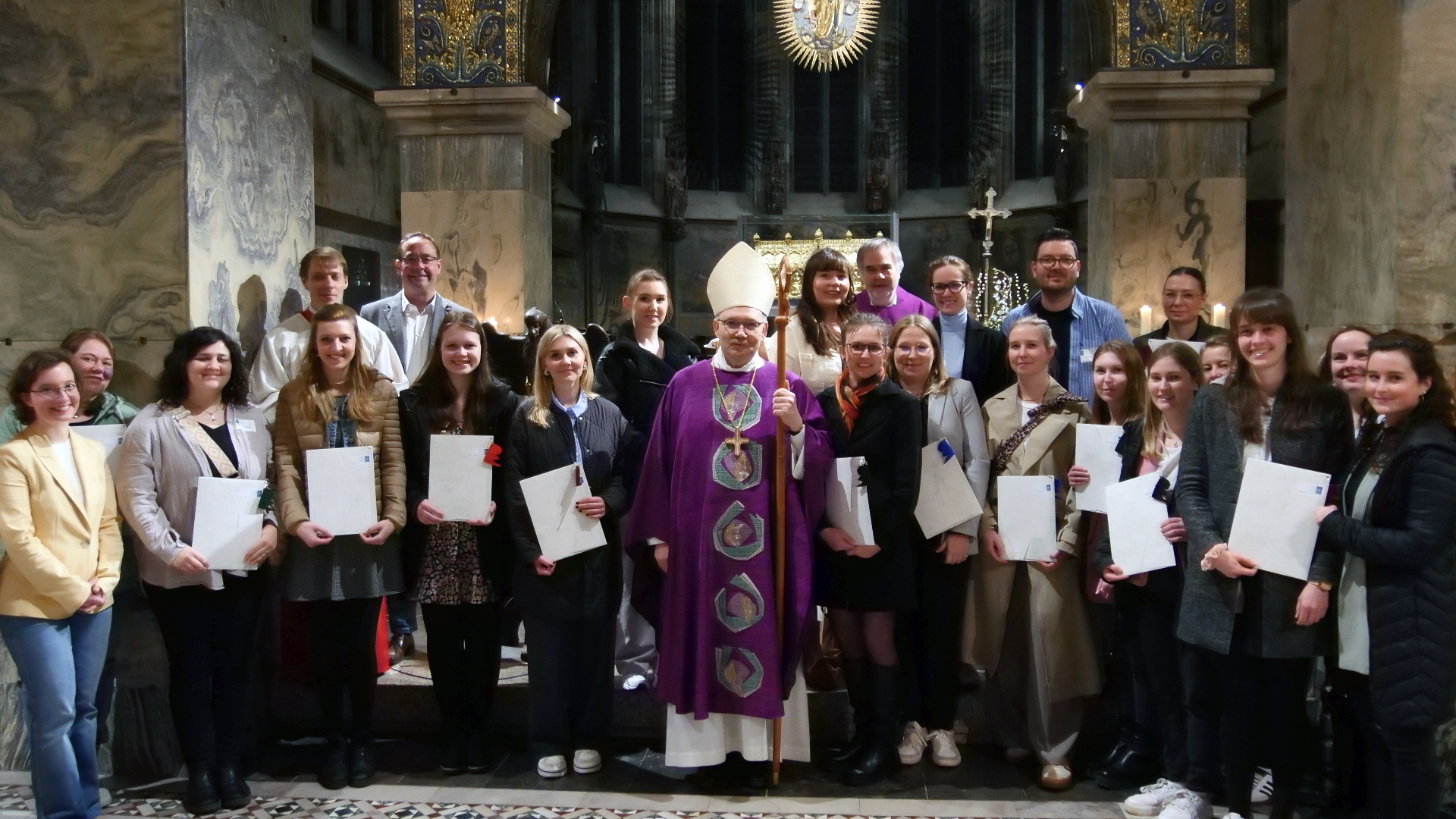 Im Rahmen des festlichen Gottesdienstes hat Bischof Dr. Helmut Dieser im Aachener Dom die Urkunden überreicht.