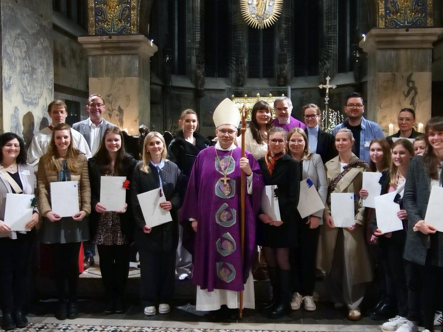 Im Rahmen des festlichen Gottesdienstes hat Bischof Dr. Helmut Dieser im Aachener Dom die Urkunden überreicht.