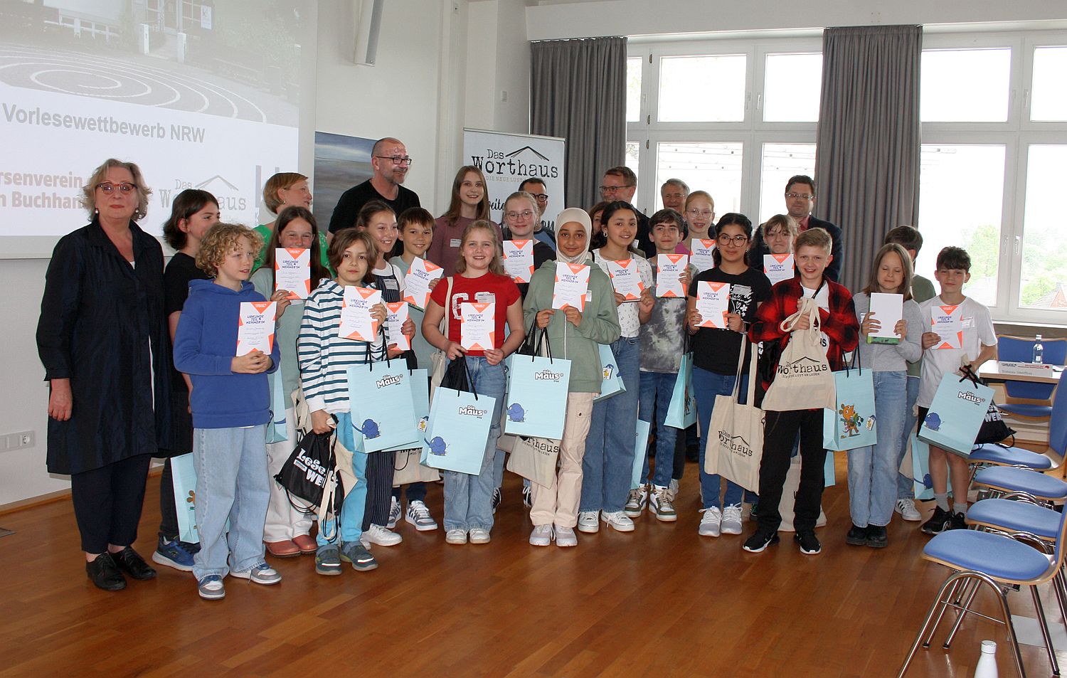 Insgesamt 18 Kinder versuchten die Jury in zwei Runden von ihren Lesefähigkeiten zu überzeugen. Sie hatten sich in den bisherigen Entscheiden auf Klassen-, Schul-, Stadt- und Bezirksebene durchgesetzt – gegen mehr als 110.000 Schülerinnen und Schüler von 1.230 Schulen. (c) Anke Naefe, Börsenverein des Deutschen Buchhandels, Geschäftsstelle NRW