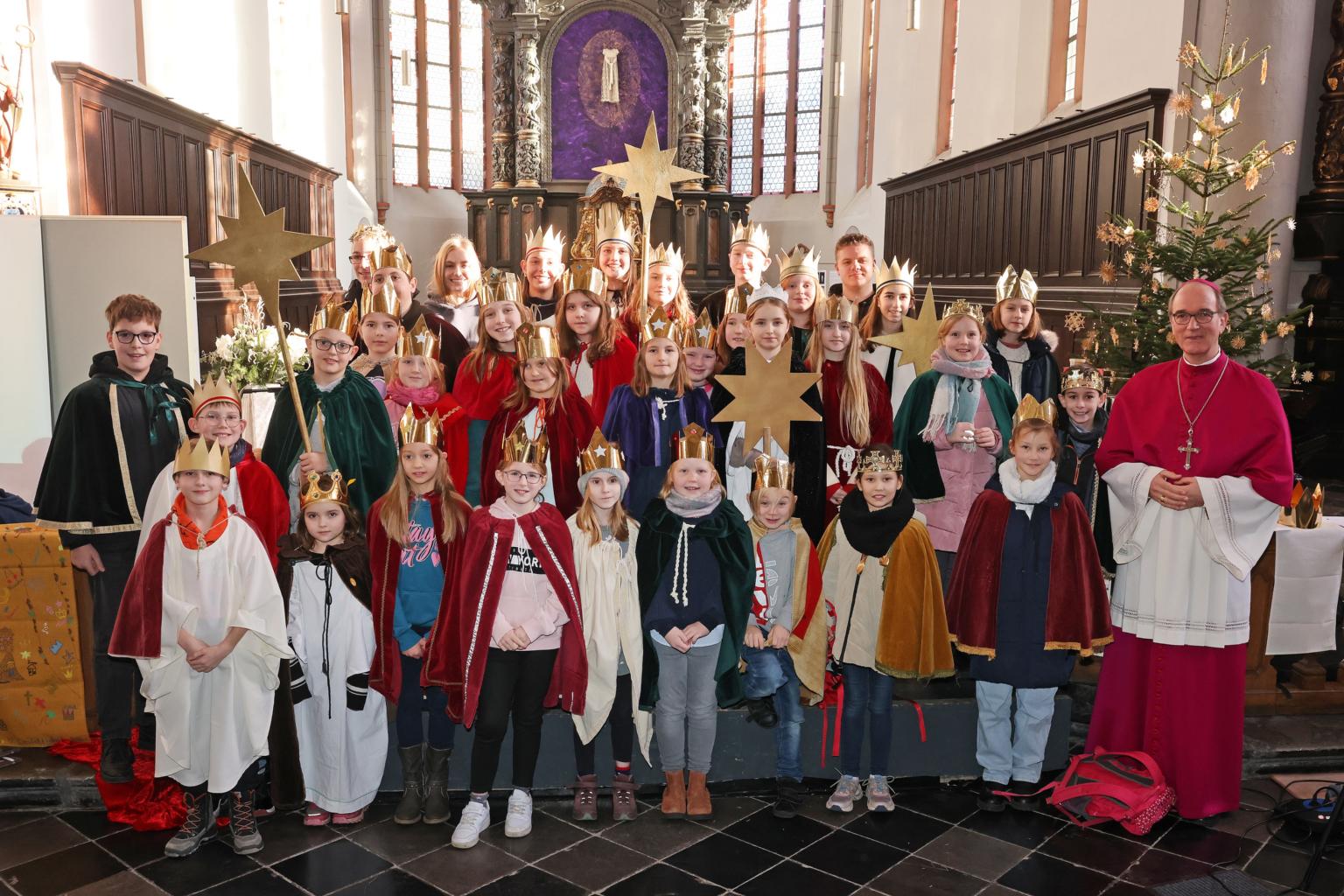 Versehen mit dem Segen ziehen die Sternsingerinnen und Sternsinger jetzt von Haus zu Haus. (c) Bistum Aachen/Andreas Steindl