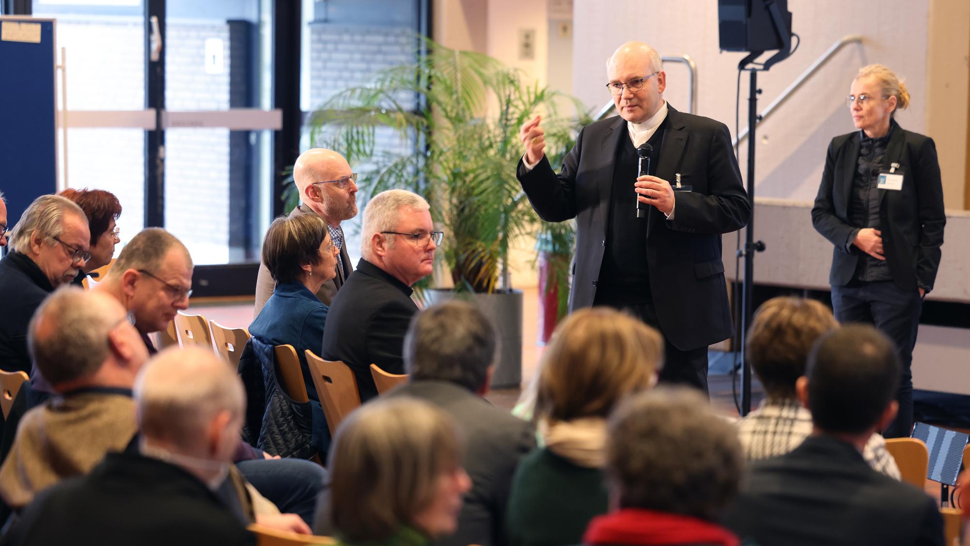 Bischof Dr. Helmut Dieser nimmt auf Synodalversammlung Stellung.