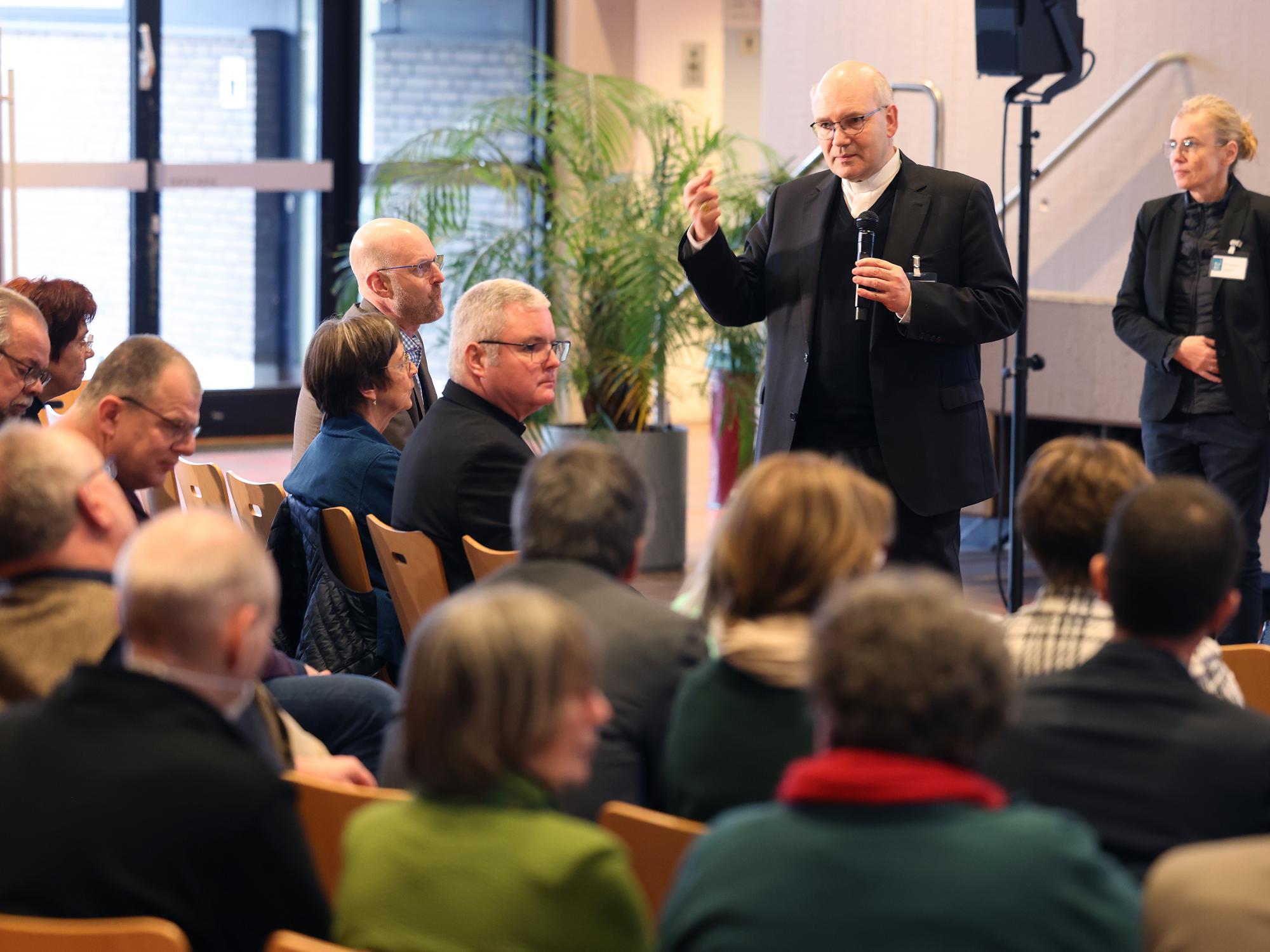 Bischof Dr. Helmut Dieser nimmt auf Synodalversammlung Stellung.