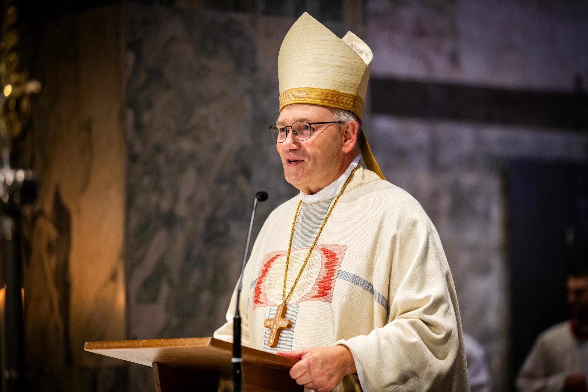 Bischof Dieser hebt in der Christmette die umwälzende Hoffnungskraft der Geburt Jesu hervor.