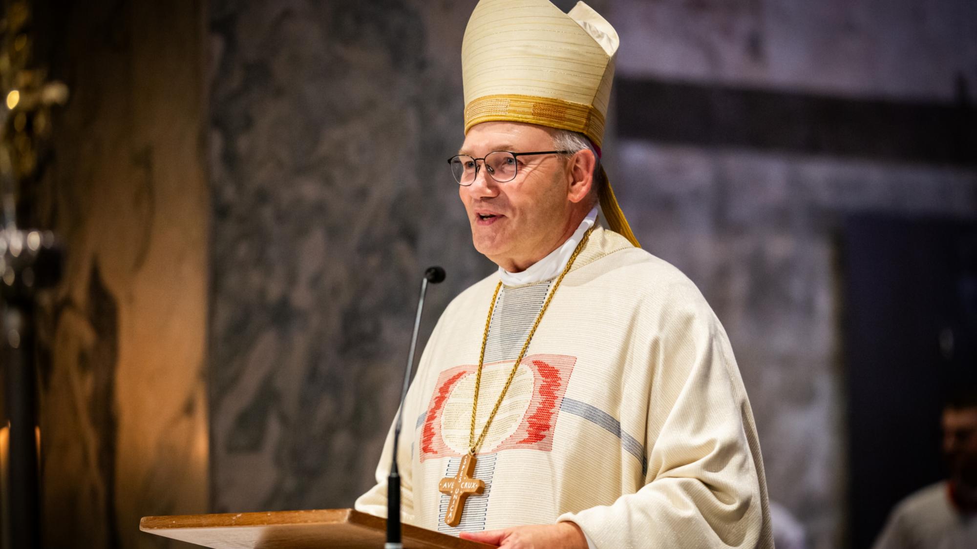 Bischof Dieser hebt in der Christmette die umwälzende Hoffnungskraft der Geburt Jesu hervor.