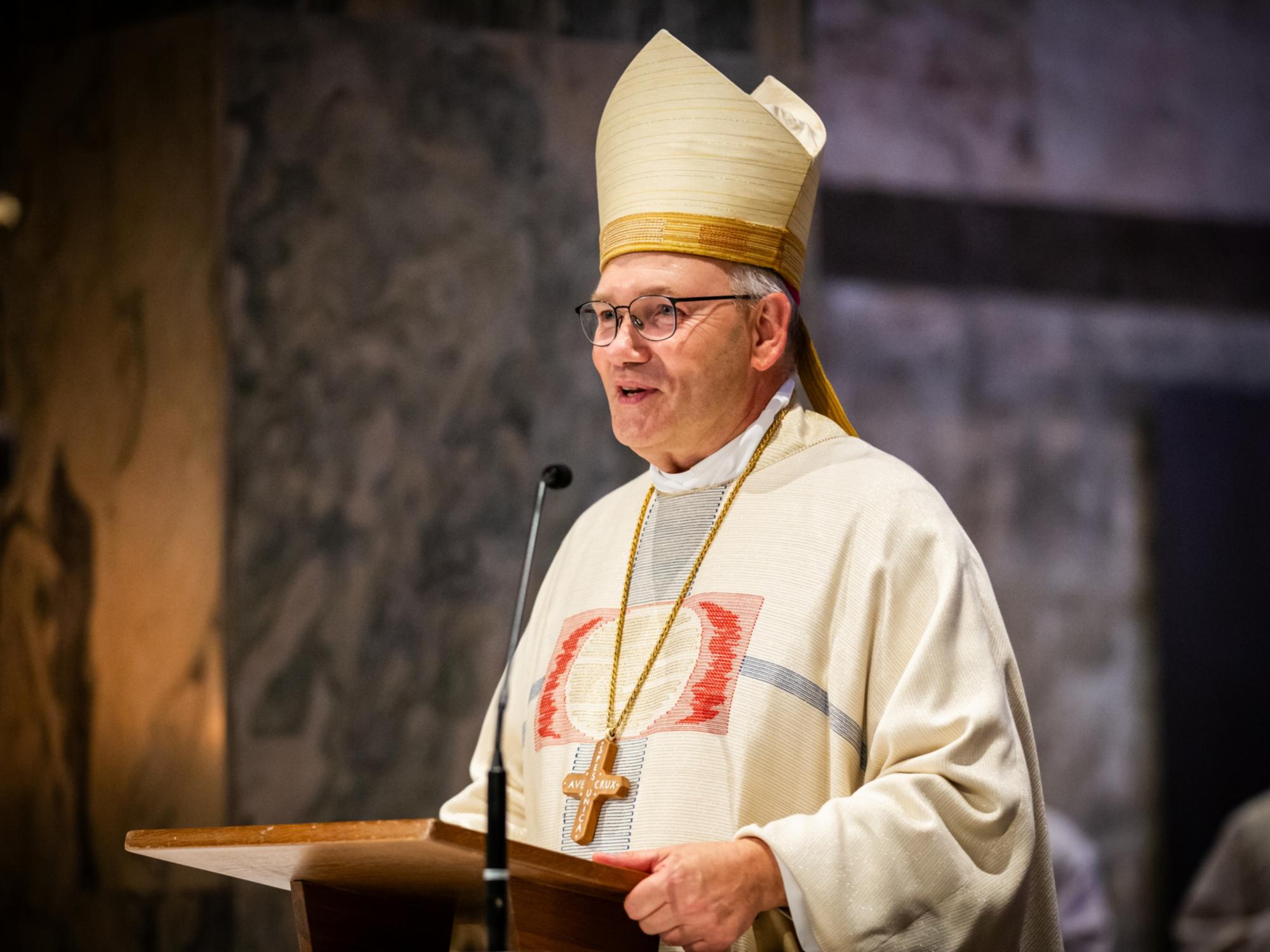 Bischof Dieser hebt in der Christmette die umwälzende Hoffnungskraft der Geburt Jesu hervor.