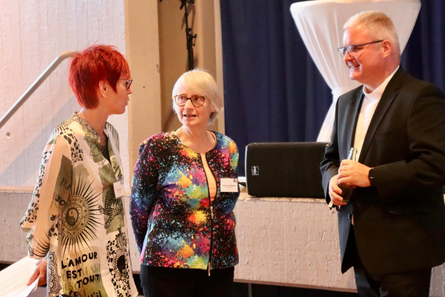 Petra Daun und Viginia Bertels, Koordinatorinnen des QM Projektes,  im Austausch mit Generalvikar Jan Nienkerke. (c) Andrea Thomas