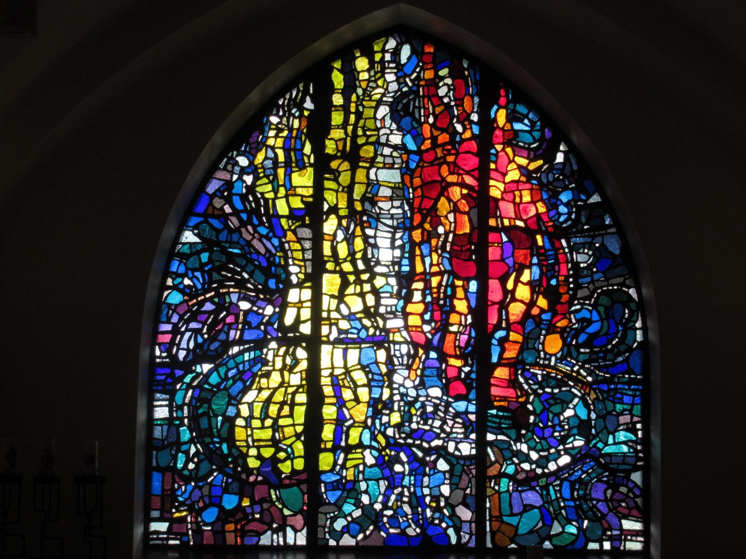 Glasfenster in der Unterkirche des Mutterhauses der Steyler Missionare in Steyl, Niederlande. Entwurf: Will Horsten (c) Gaby Bessen/Pfarbriefservice.de