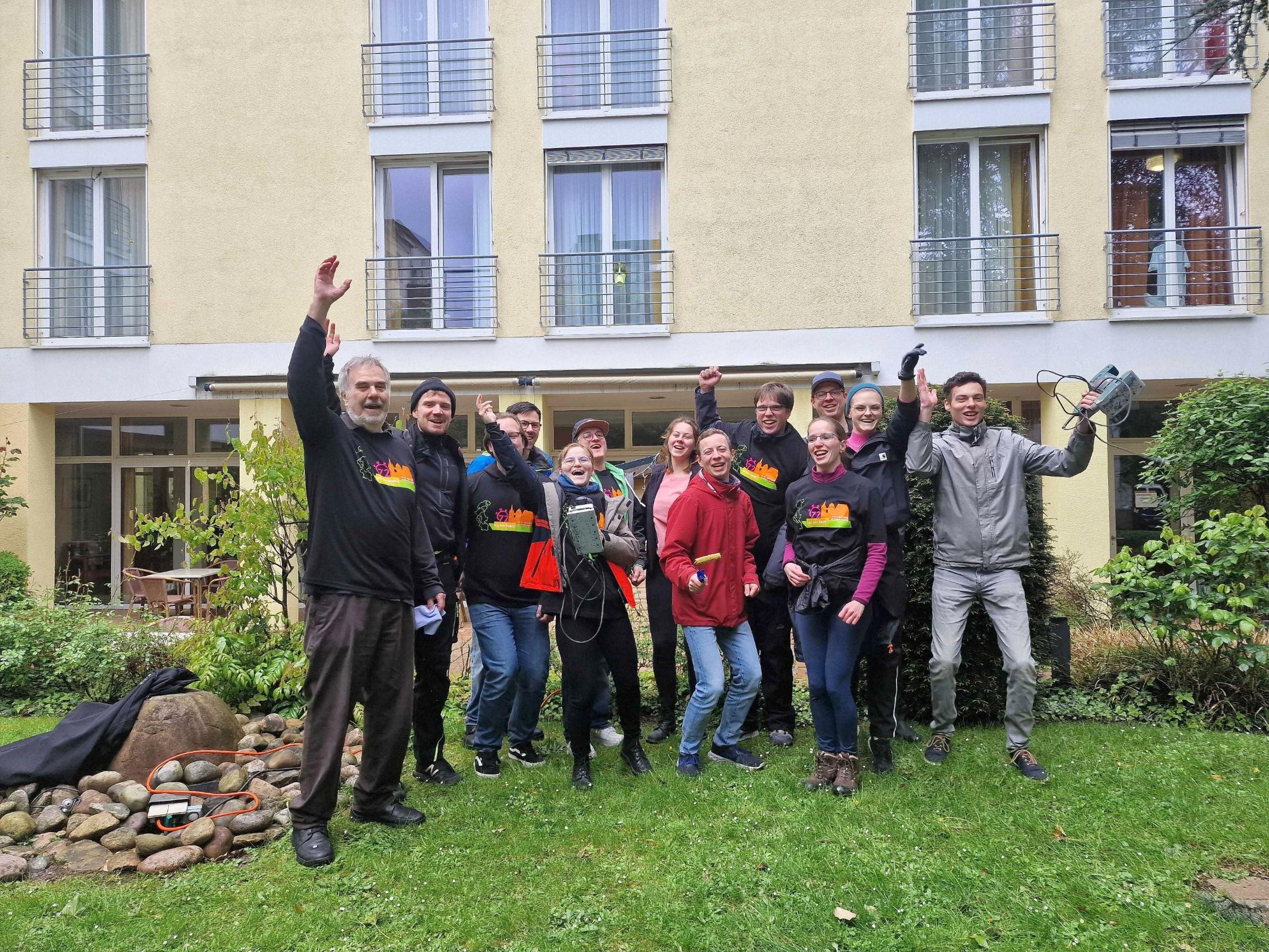 Messdienerinnen und Messdiener des Aachener Doms mit Dompropst Rolf-Peter Cremer engieren sich während der72-Stunden-Aktion im Seniorenzentrum Franziskuskloster Lindenplatz