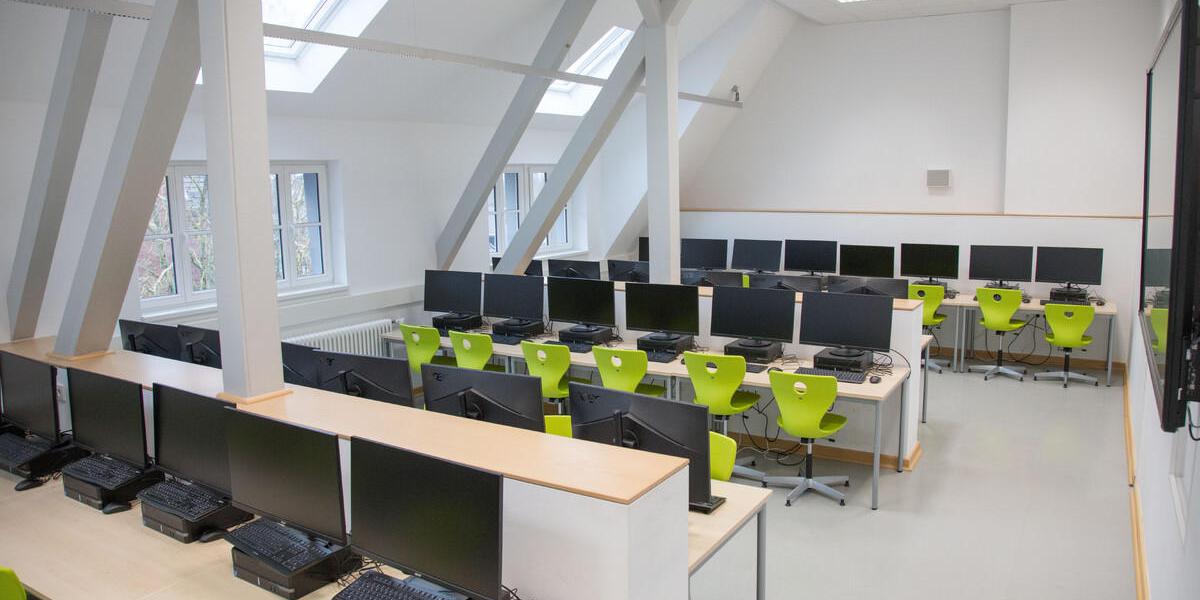 Computerraum auf dem neuesten Stand der Technik an der Bischöflichen Liebfrauenschule Eschweiler (c) Bischöfliche Liebfrauenschule Eschweiler