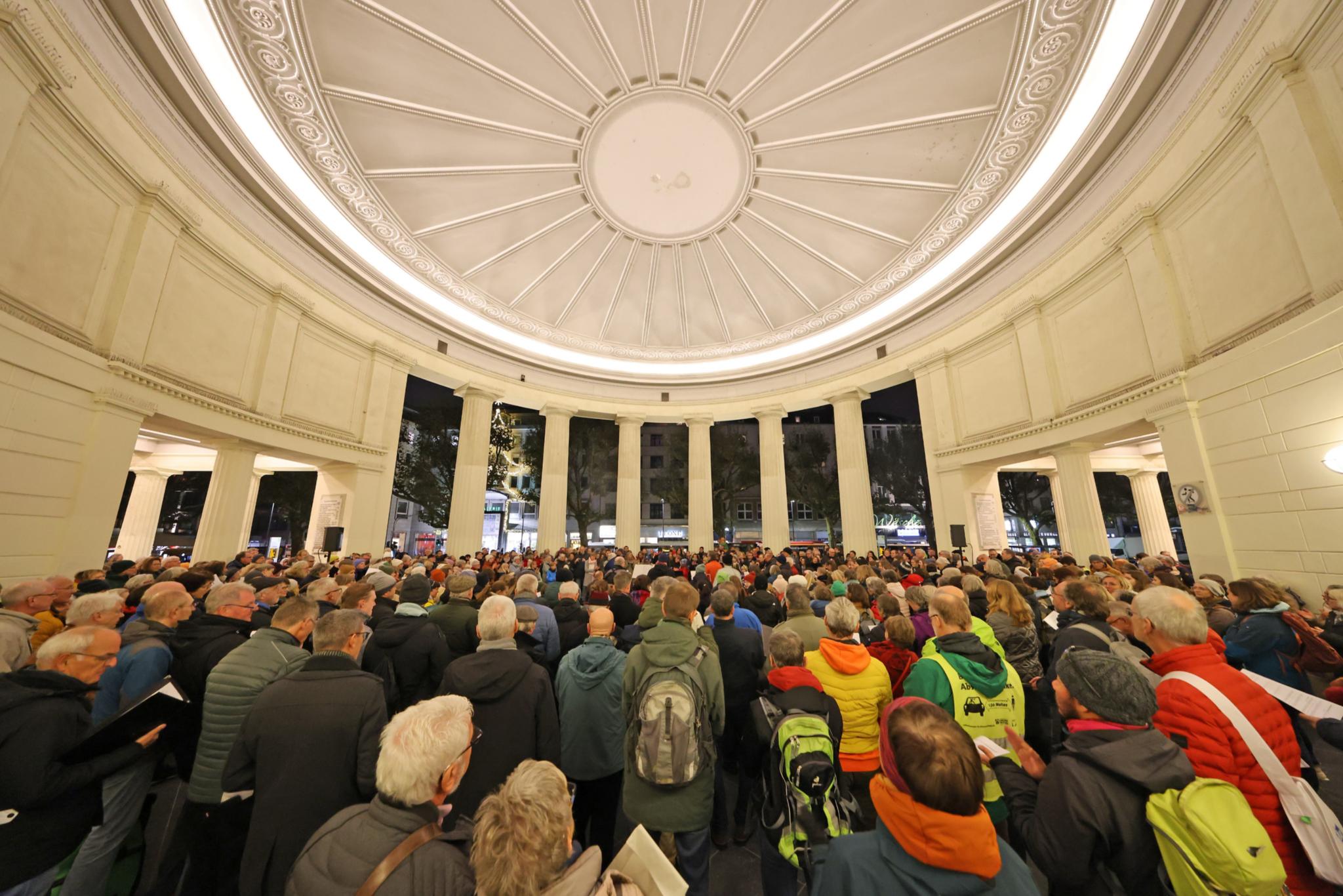 500 Menschen sangen gemeinsam in der Rotunde des Elisenbrunnens