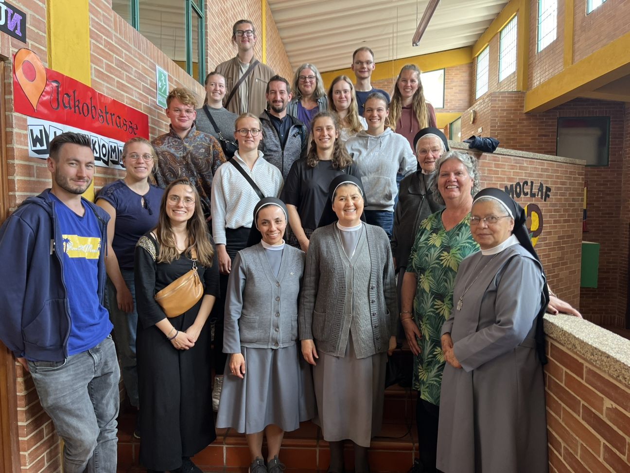 Gruppenfoto im Projekt der Schwestern vom armen Kinde Jesus in Altos de Cazucá im Ballungsraum Bogotá, das einen Kindergarten, Betreuung von Schulkindern nach dem Unterricht und medizinische Versorgung in einem von Binnenflüchtlingen bewohnten und von Gewalt geprägten Stadtteil ermöglicht. (c) privat