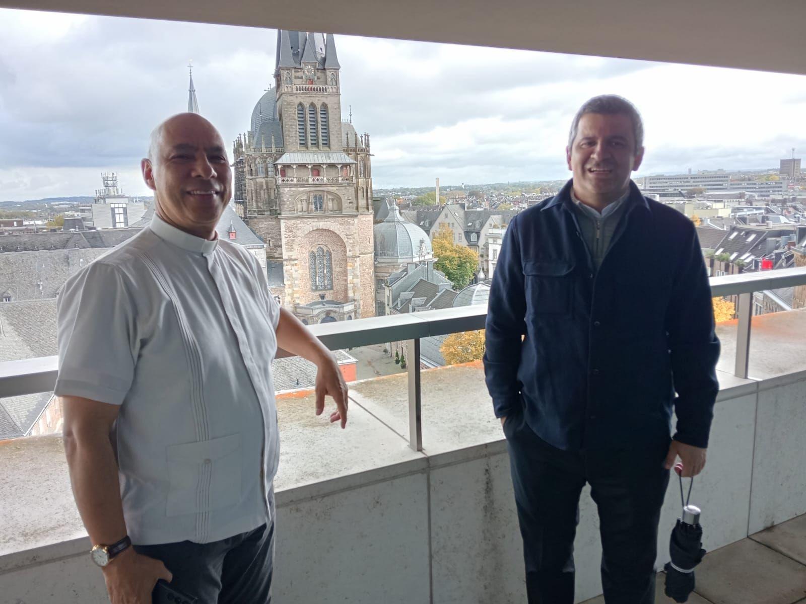 Padre Diego Guzmán (rechts) und Padre Guillermo Carmona (links) zu Besuch im Aachener Generalvikariat.