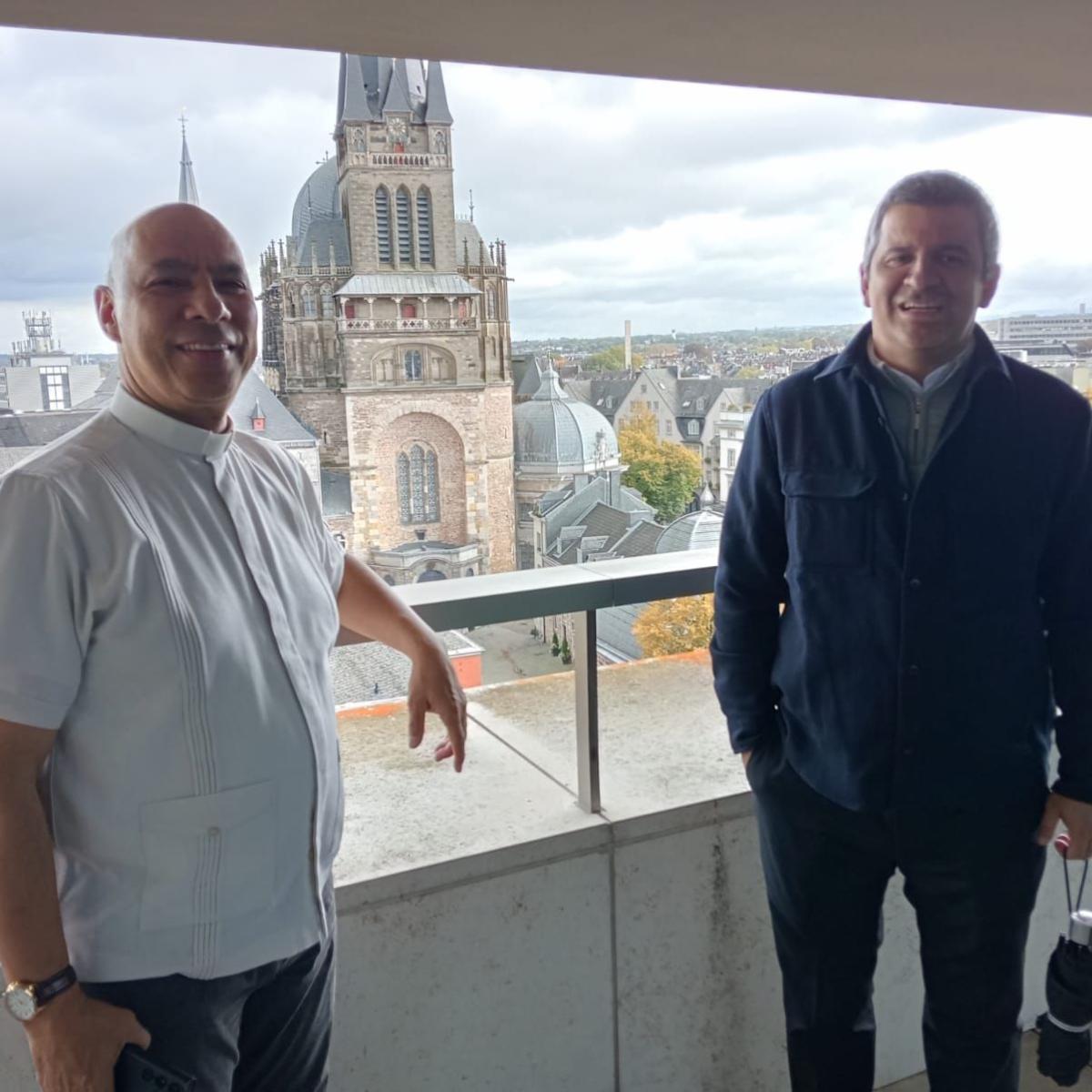 Padre Diego Guzmán (rechts) und Padre Guillermo Carmona (links) zu Besuch im Aachener Generalvikariat.