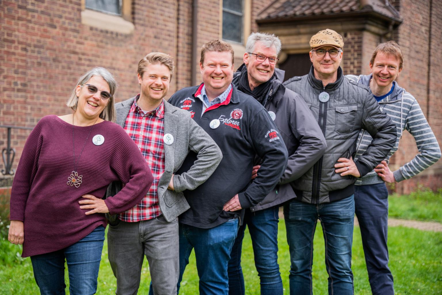 Als Team liegt ihnen der Gedanke von Umweltschutz und Nachhaltigkeit am Herzen (v.l.): Sonja Pfeiffer, Daniel Scherer (Gemeindereferent), Sven Gelißen, Marco Köhler, Rainer Sperling und Stefan Winkelmann. Nicht mit auf dem Bild, aber auch mit dabei: Petra Thomson und Lisa Bischoffs. (c) Umweltteam GdG Herz Jesu Rheydt-West