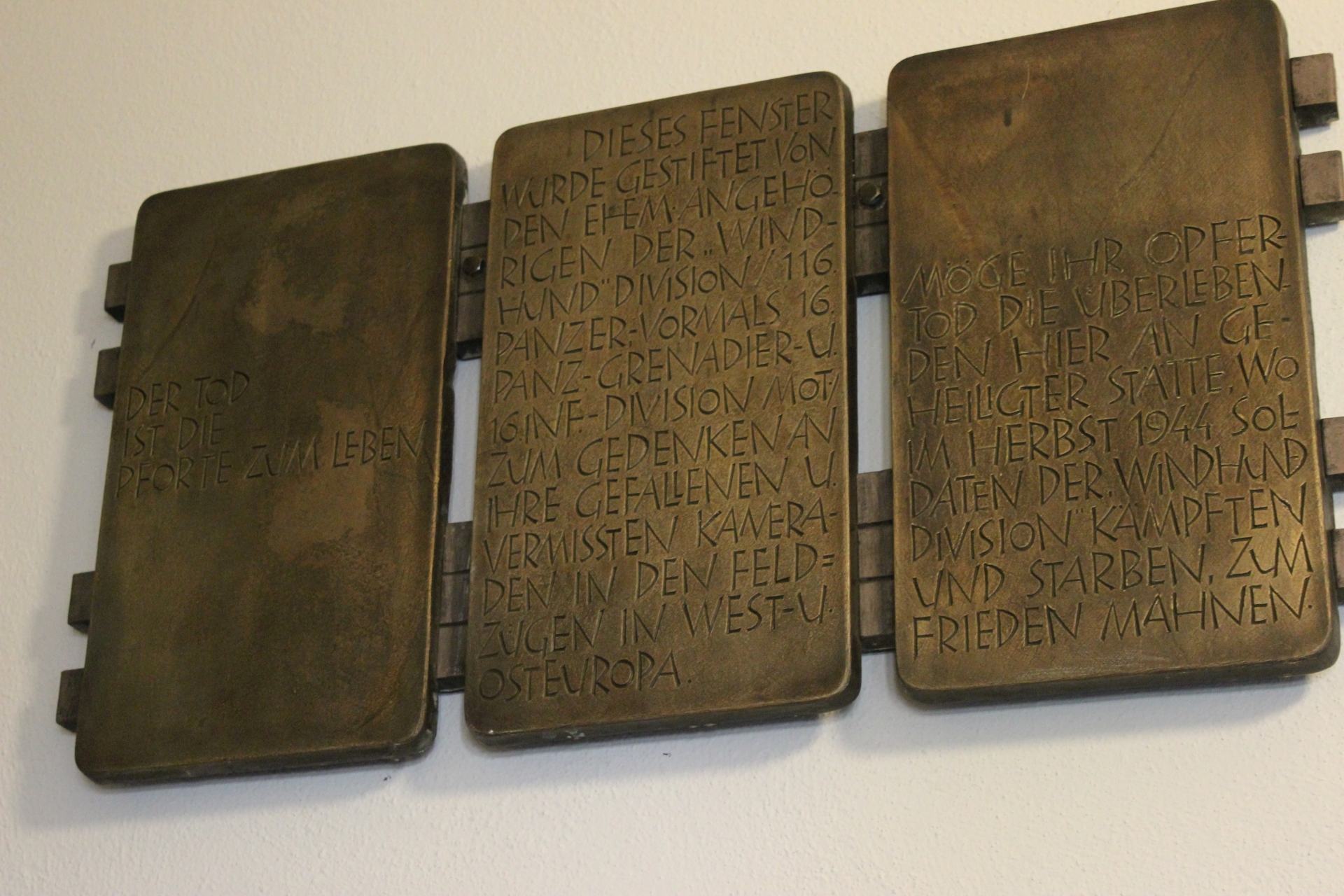 Die Gedenktafeln sind nun im Vorraum der Kirche platziert. (c) Bistum Aachen / Anja Klingbeil