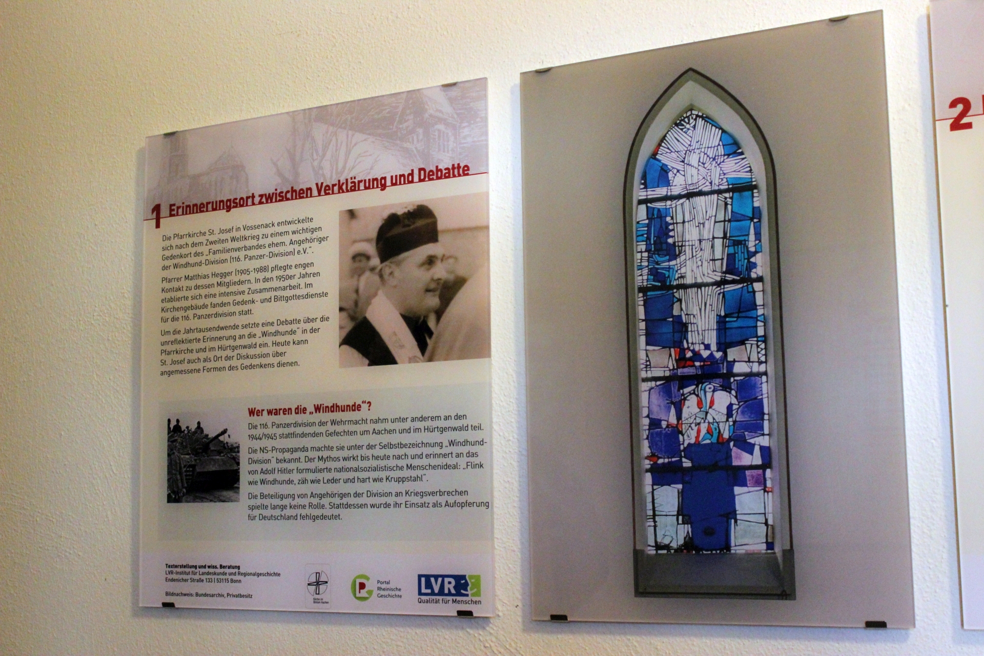Mit den angebrachten Infotafeln erhalten die Gedenktafeln eine fundierte historische Einordnung. (c) Bistum Aachen / Anja Klingbeil