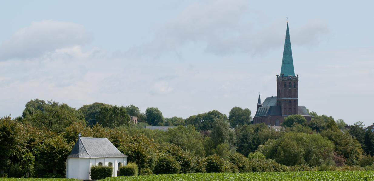 Blick auf Schlangenkapellchen und St. Gangolf