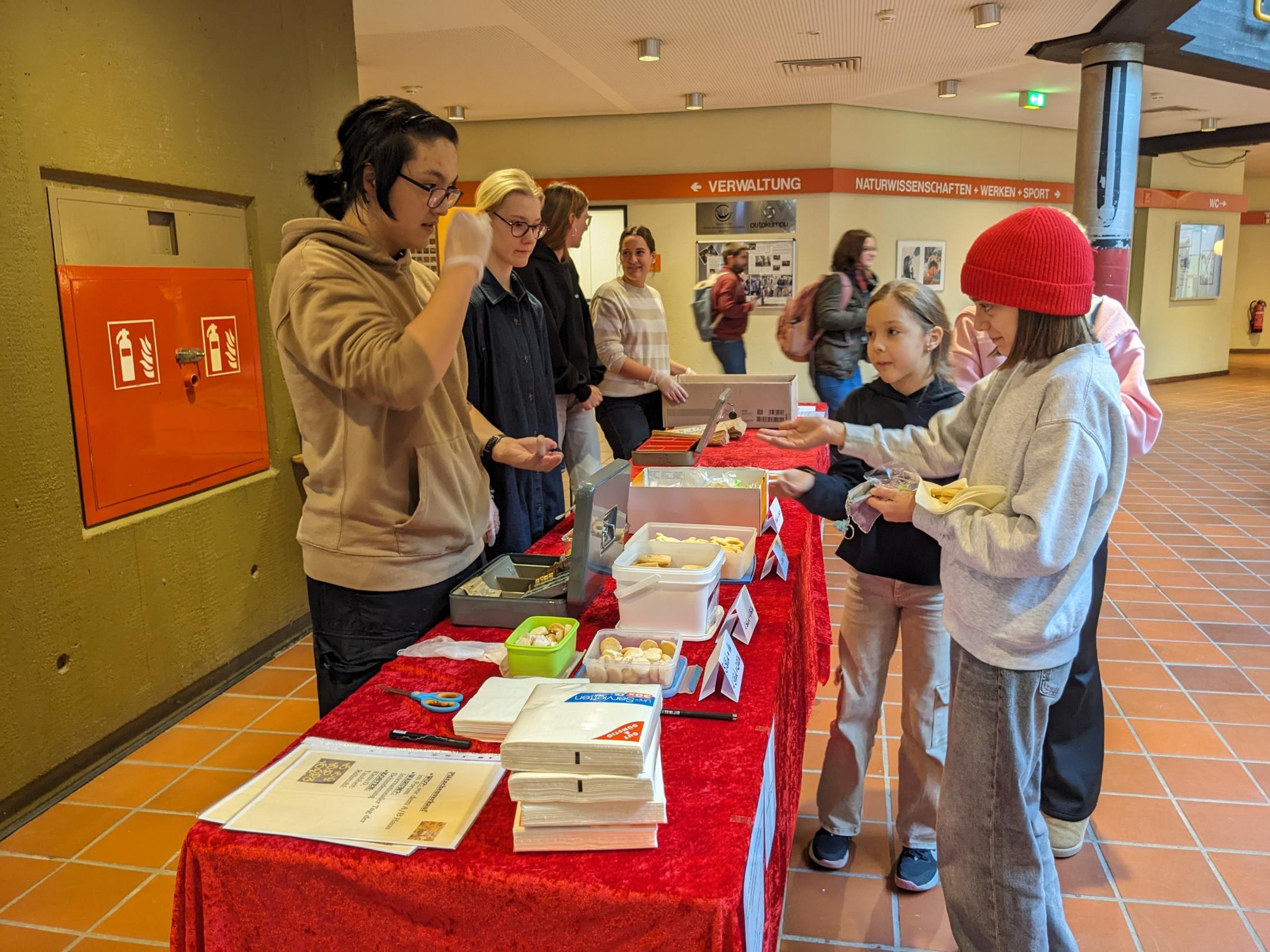 Antonia Schochtert und Miguel Nguygn von der Schülervertretung der Schülerinnen und Schüler mit Handicap verkaufen außergewöhnliches Süßgebäck.