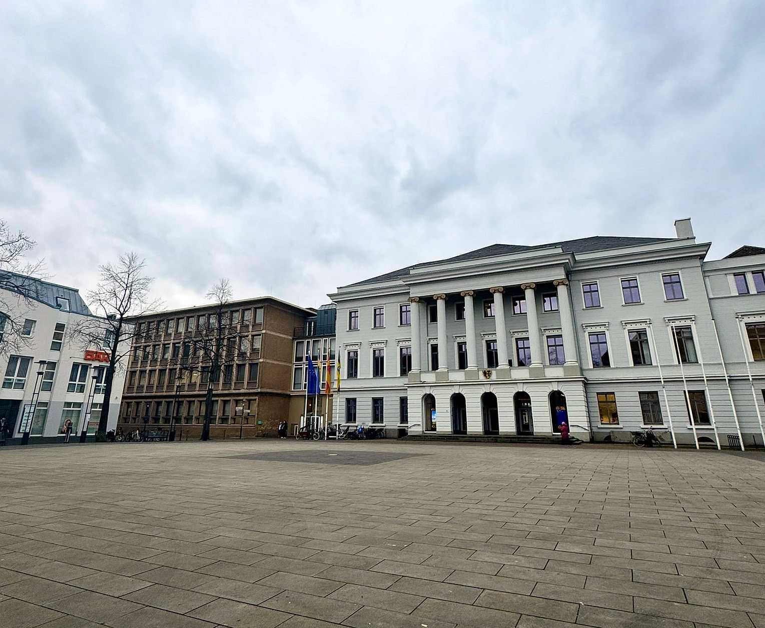 Auf dem Von-der-Leyen-Platz in Krefeld stellt Lydia Paggen das erste Paar vor.