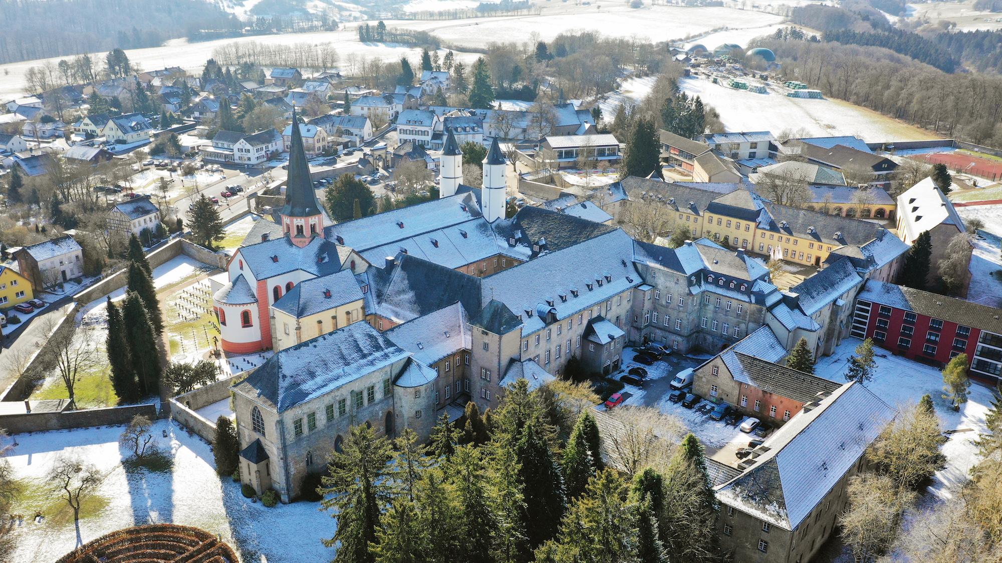 Anfang März kurzzeitig die Heimat der Deutschen Bischöfe: Die ehemalige Prämonstratenserabtei Kloster Steinfeld. Die Basilika aus dem 12. Jahrhundert, in der die Bischöfe ihre Messen feiern, beheimatet unter anderem das Grab des Hl. Hermann-Josef.