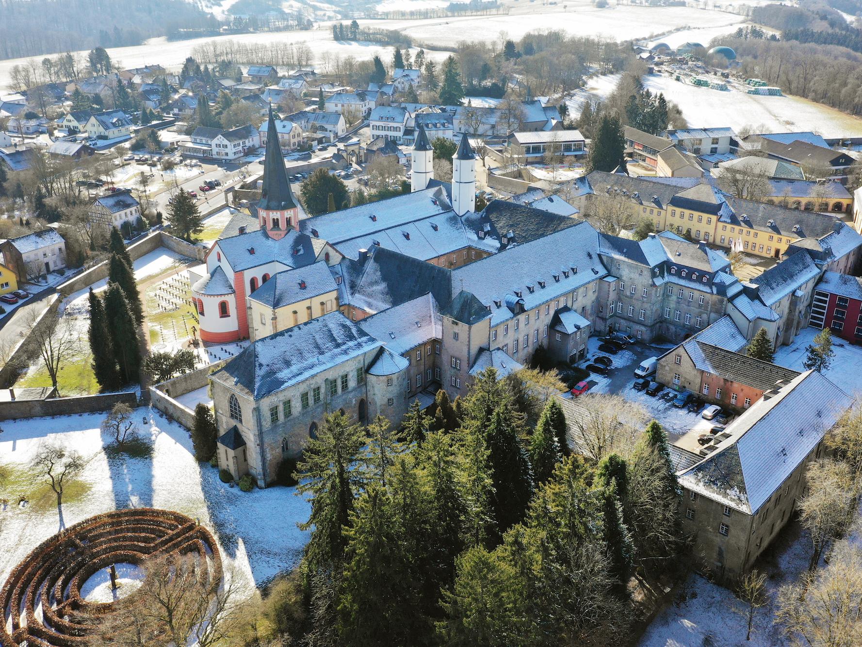 Anfang März kurzzeitig die Heimat der Deutschen Bischöfe: Die ehemalige Prämonstratenserabtei Kloster Steinfeld. Die Basilika aus dem 12. Jahrhundert, in der die Bischöfe ihre Messen feiern, beheimatet unter anderem das Grab des Hl. Hermann-Josef.