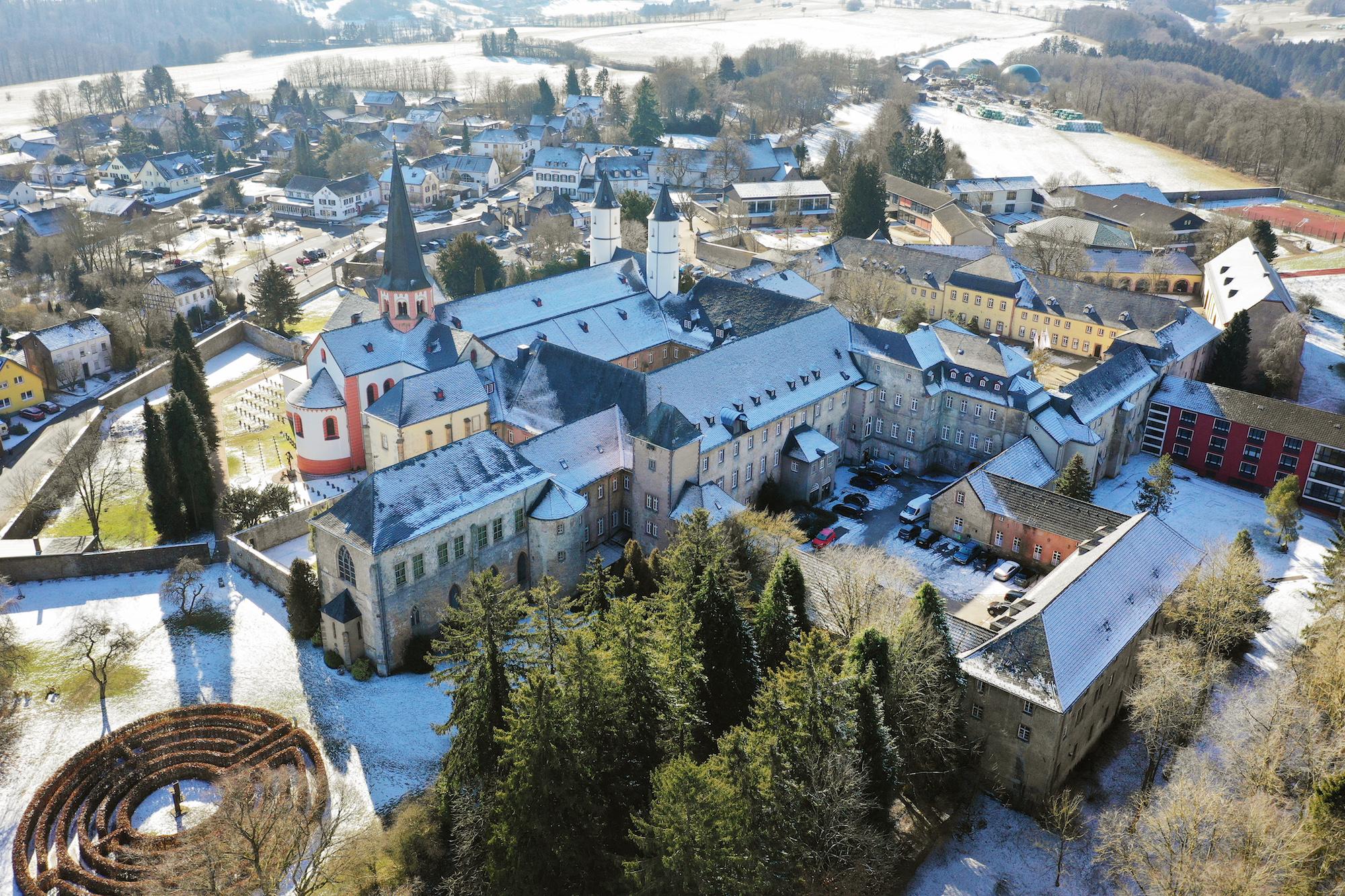 Anfang März kurzzeitig die Heimat der Deutschen Bischöfe: Die ehemalige Prämonstratenserabtei Kloster Steinfeld. Die Basilika aus dem 12. Jahrhundert, in der die Bischöfe ihre Messen feiern, beheimatet unter anderem das Grab des Hl. Hermann-Josef. (c) Bistum Aachen / Andreas Steindl