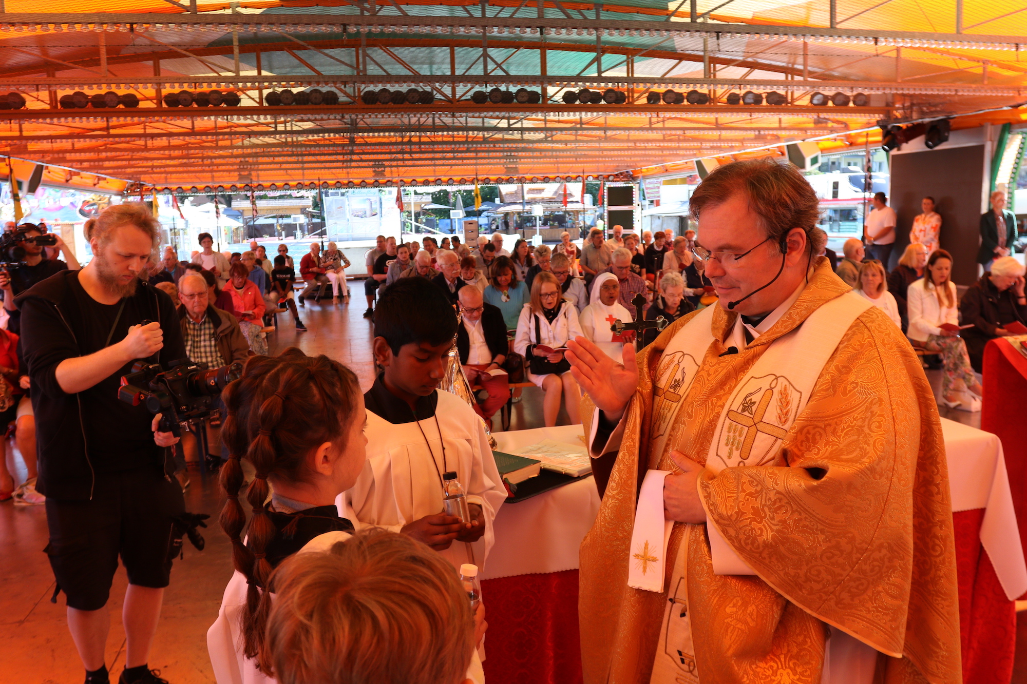 Am ersten Sonntag der Kirmes wird in Düren traditionell Gottesdienst auf dem Autoscooter gefeiert. Vor Ort war auch die Reliquie der heiligen Mutter Anna, und die Kirmesorgel, Baujahr 1911, schmetterte Ave Maria.