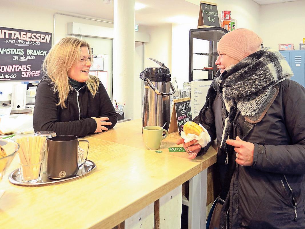 Ein Becher Kaffee, ein belegtes Brötchen, ein freundliches Wort und Unterstützung: Für Menschen in Notsituationen ist das Café ein sicherer Ort.