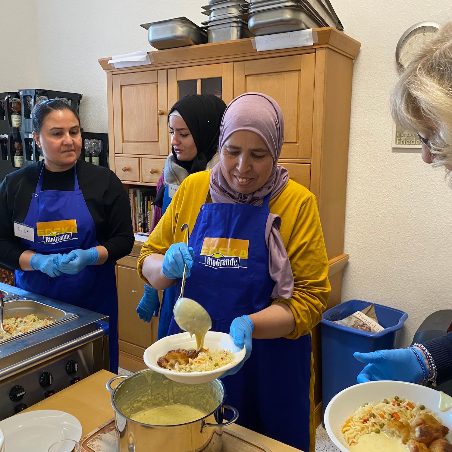 Cice, Fatima, Khadija und Gabriela (v. l.) arbeiten an der Essensausgabe Hand in Hand. Nur gemeinsam klappt es.