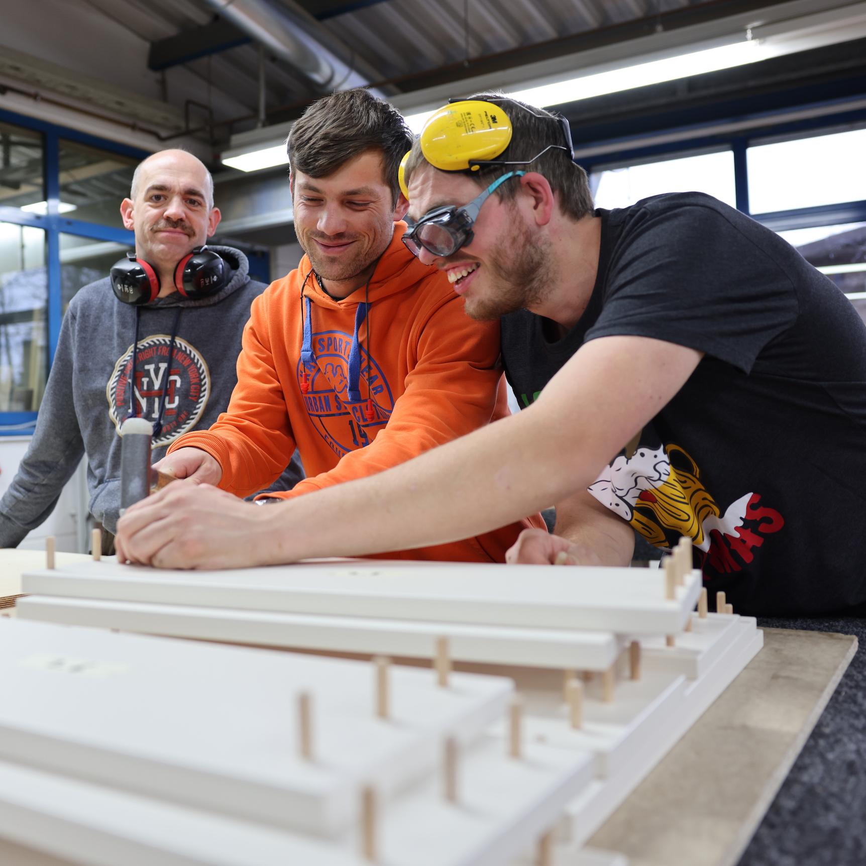 HolzwerkstattMaßarbeit: In der Holzwerkstatt der Rurtalwerkstätten werden unter anderem Küchen und Wickelkommoden für Kitas produziert.