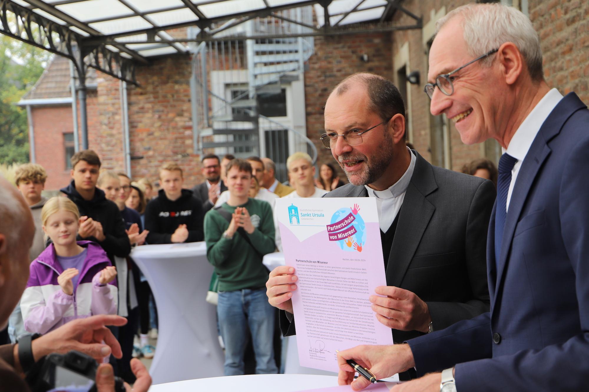 Die Farbe des Papiers sollte ein gutes Omen für die Zukunft sein: Andreas Frick (l.) und Jürgen Pallaske haben den Partnerschaftsvertrag unterzeichnet.