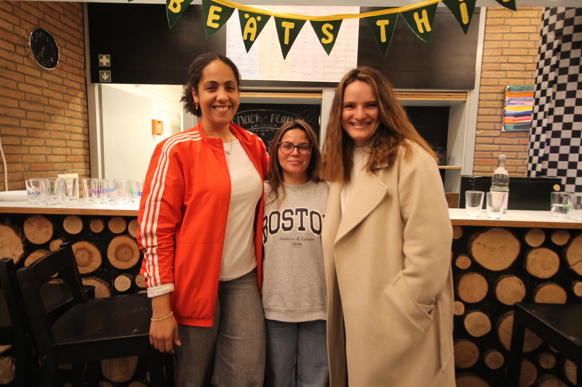 Jenny Darkwah (l.) und Sylvie Crnjavic (r.) mit Berufspraktikantin Silin Sadi im Jugendcafé der OT Josefshaus.