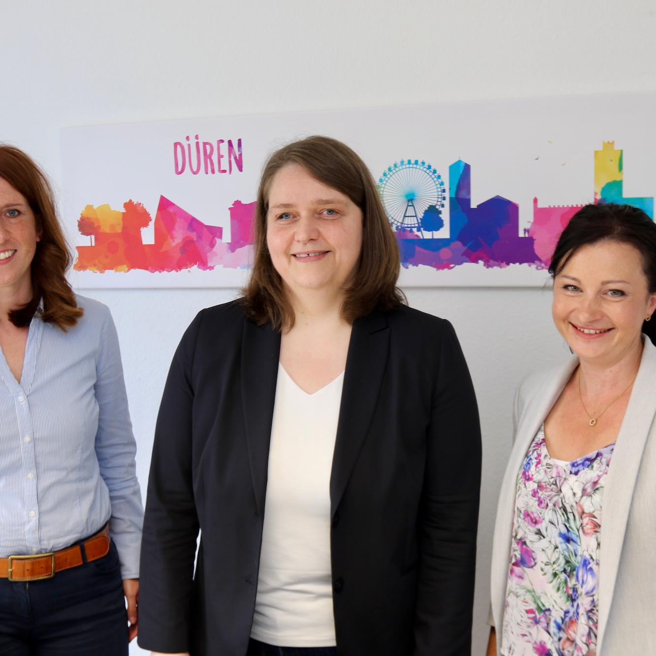 Karina Siebertz (Sozialwerk), Stephanie Heinrichs (SKF) und Claudia Geich (Sozialwerk, v. l.) stellten die Weiterbildung zur Fachkräftegewinnung vor.