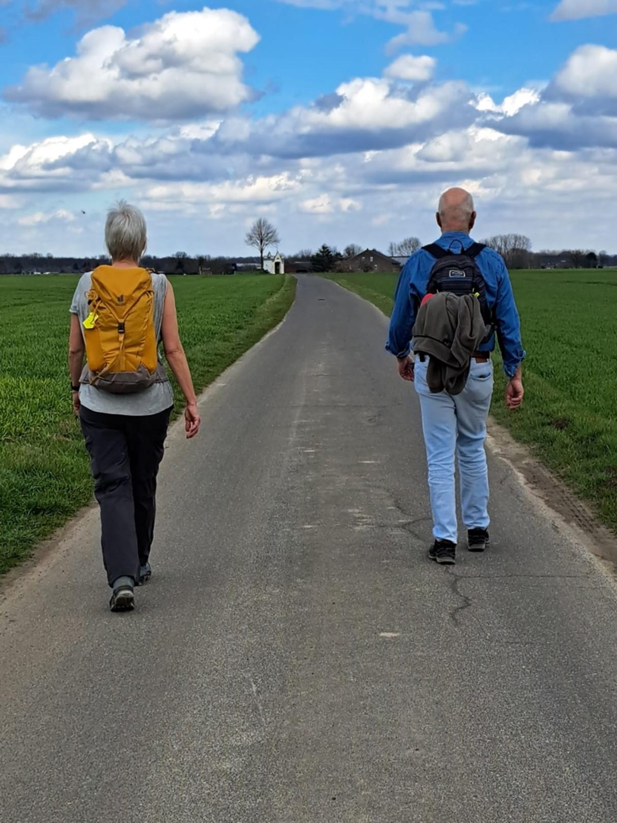 Zwei Pilger unterwegs zum Mennikes-Heiligenhäuschen in St. Hubert.