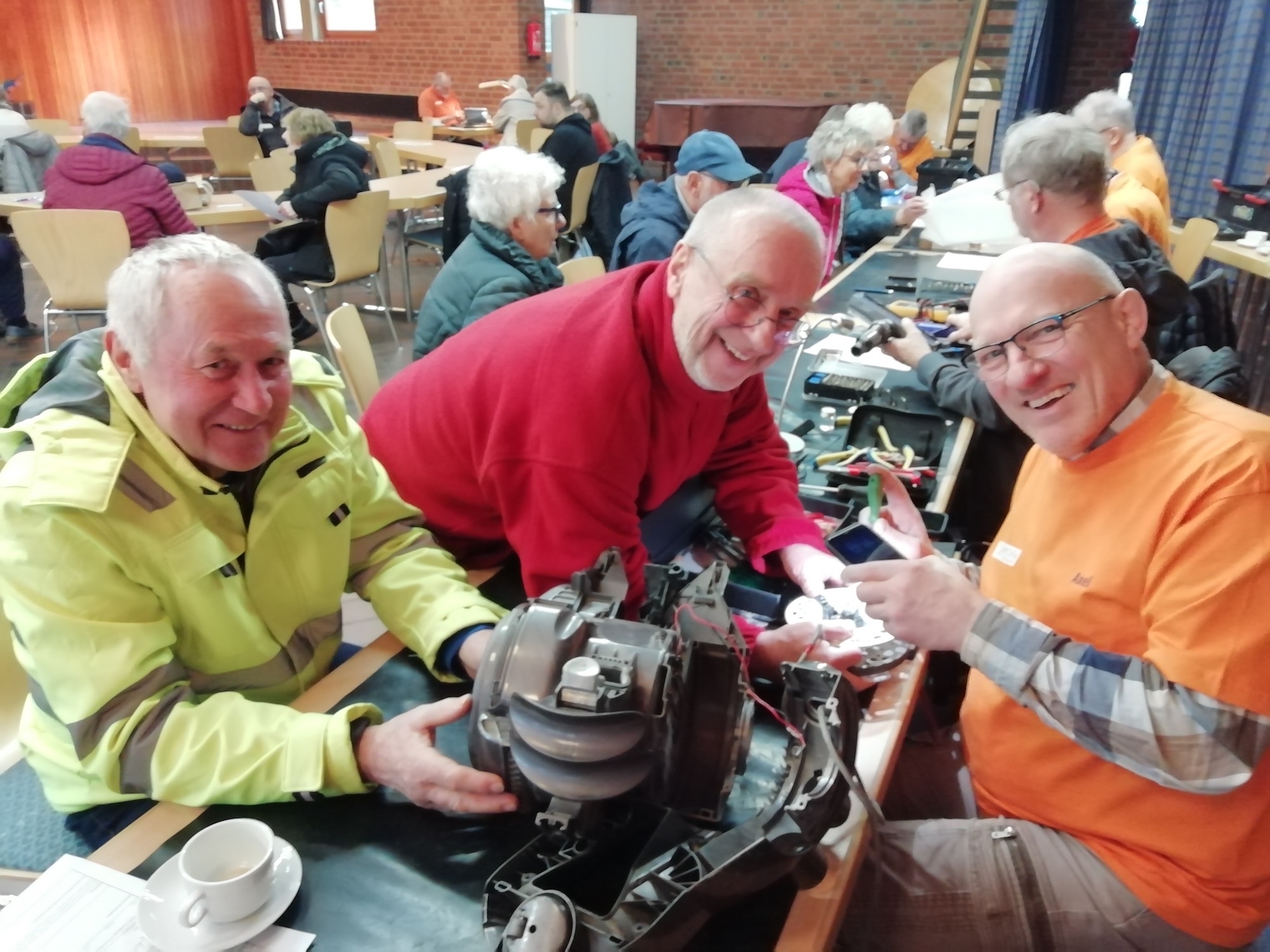 Ist das Repaircafé in Erkelenz ein Ort von Kirche? Hier werden auch kirchenferne Menschen erreicht.