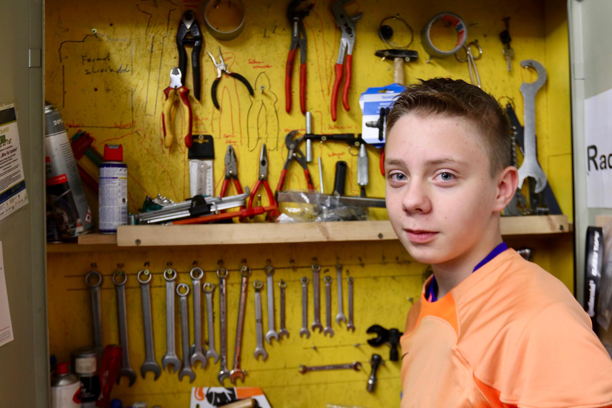 Max besucht die Schule Athenée Royal in Düren und ist gerne Teil des Werkstatt-Teams.