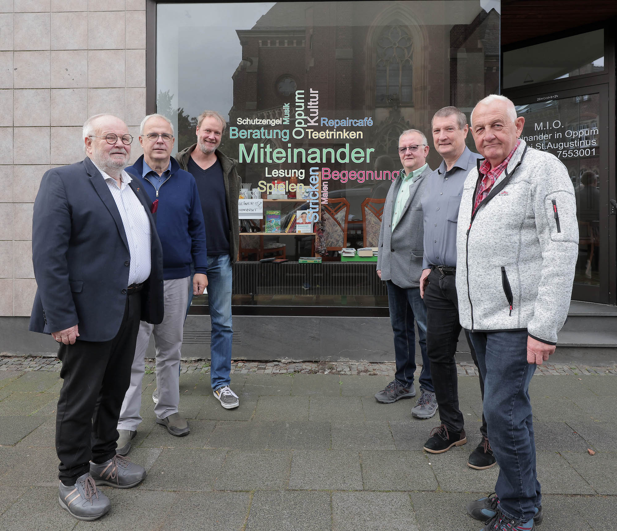 V. l.: Hans-Joachim Hofer (Förderverein Handball Oppum), Pfarrer Hans Russmann, Lars Meyer (Bürgerverein Oppum 1960 e.V.), Werner Gumbert (1. Vors. KZV Oppum), Dietmar Giesen (Begegnungszentrum MIO, Miteinander in Oppum), Hartmut Schmitz (Schützengesellschaft Krefeld Untergath)