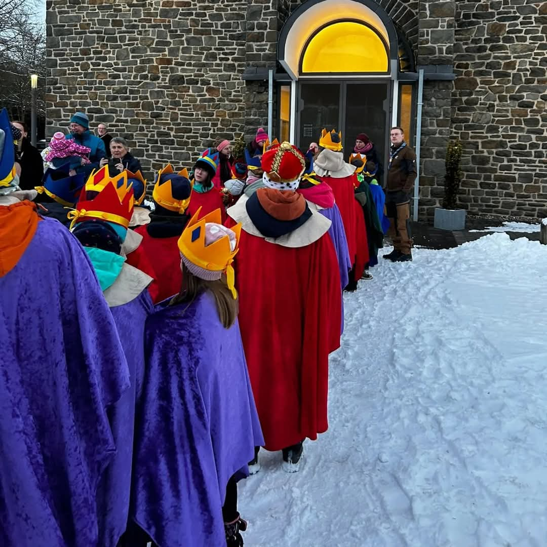 Die Sternsinger beim Einzug zum Dankgottesdienst