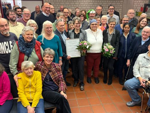 Bezeichnender Schlussakkord eines Abends im Zeichen des Zusammenhalts: Sr. Bettina Rupp in der Mitte der Gäste.