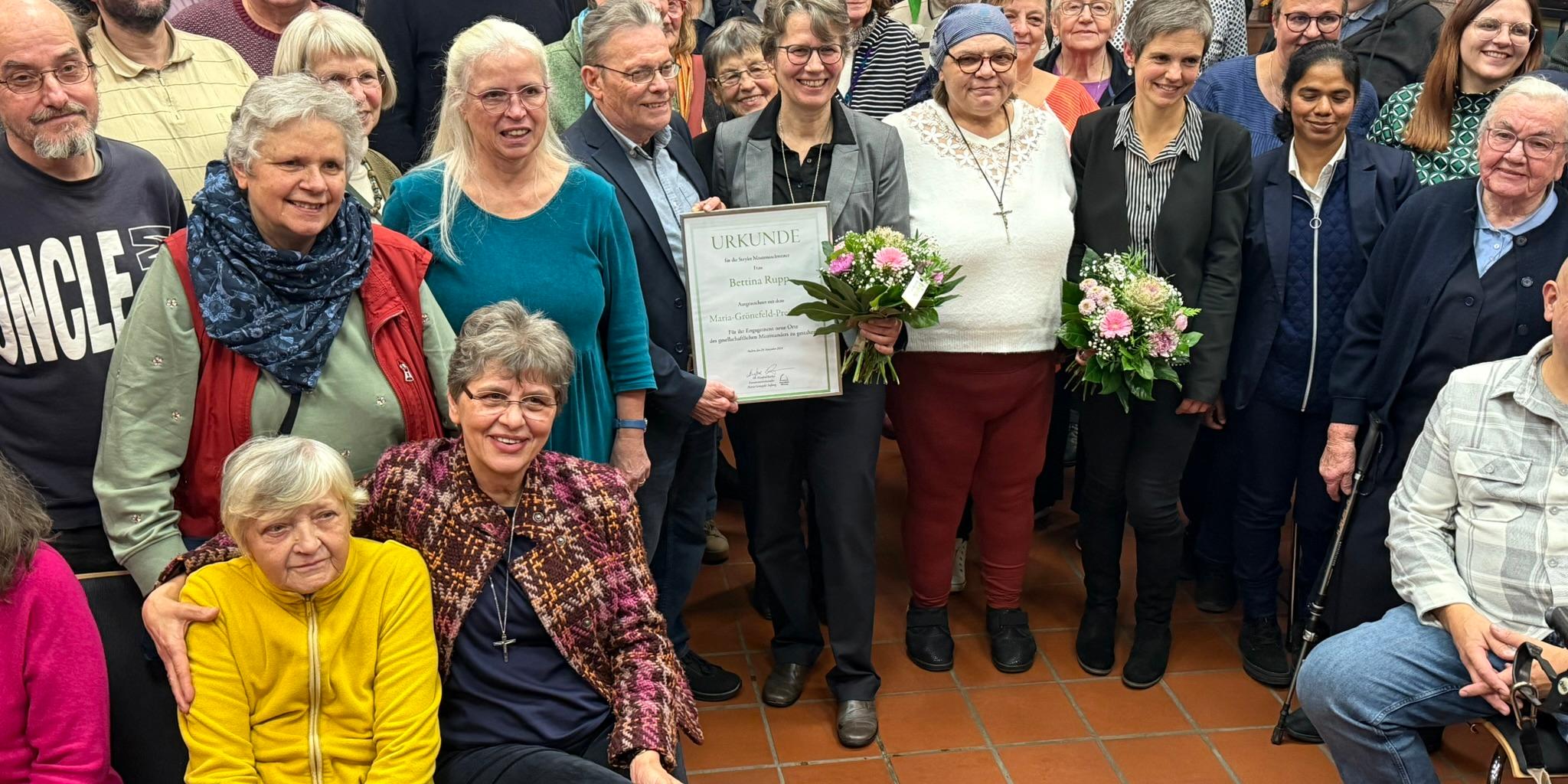 Bezeichnender Schlussakkord eines Abends im Zeichen des Zusammenhalts: Sr. Bettina Rupp in der Mitte der Gäste.